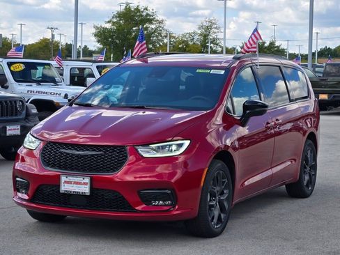 New 2026 Chrysler Pacifica Select w/ S Appearance Package image 3