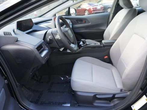 Used 2025 Toyota Prius LE image 9