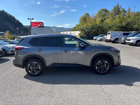 Used 2024 Nissan Rogue SV image 5