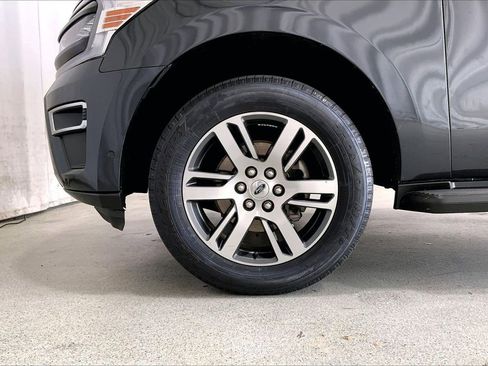 Used 2024 Ford Expedition Limited image 6