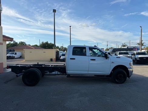 Used 2024 RAM 3500 Tradesman w/ Chrome Appearance Group AWD/4WD image 6