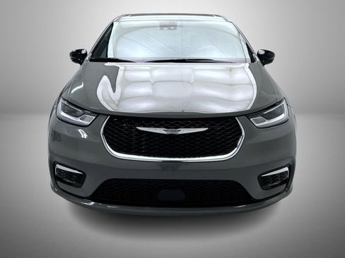 Used 2025 Chrysler Pacifica Select image 2