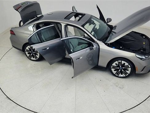 Used 2025 BMW i5 xDrive40 image 87