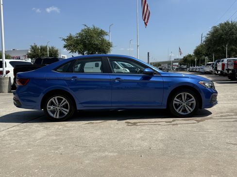 Used 2024 Volkswagen Jetta SE FWD image 3