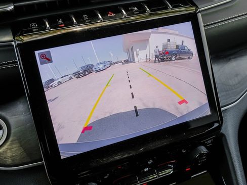 Used 2022 Jeep Grand Cherokee Limited image 31