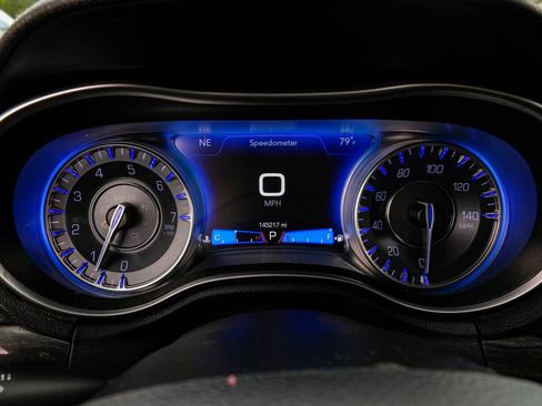 Used 2019 Chrysler 300 Touring w/ Chrome Appearance Package RWD image 16