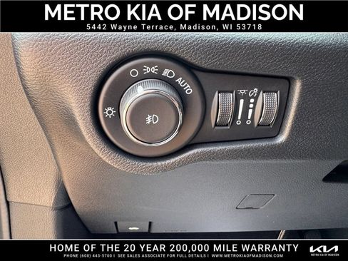 Used 2025 Chrysler Pacifica Select AWD/4WD image 17