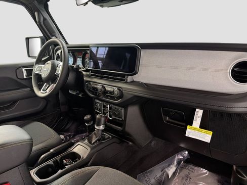 Used 2025 Jeep Wrangler Unlimited Sahara AWD/4WD image 27