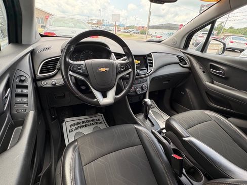 Used 2019 Chevrolet Trax LT w/ Sun & Sound Package FWD image 10