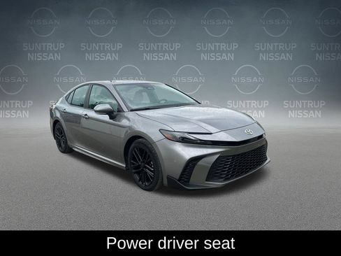 Used 2025 Toyota Camry SE FWD image 9