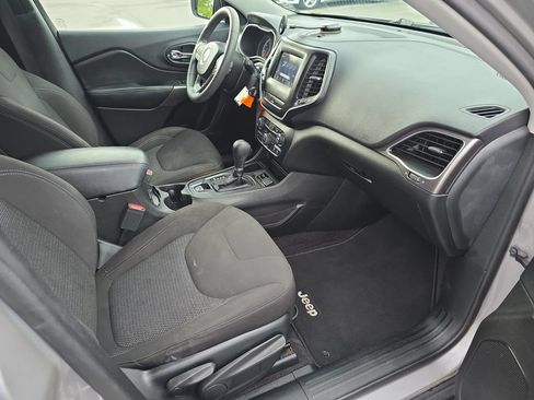 Used 2019 Jeep Cherokee Latitude w/ Popular Appearance Group FWD image 31