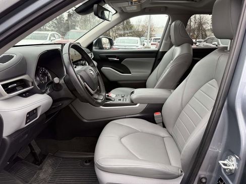 Used 2023 Toyota Highlander XLE image 14