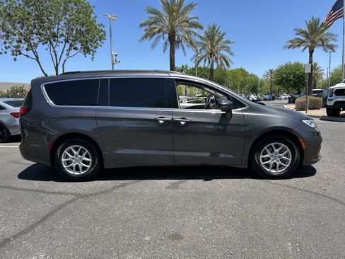 Used 2022 Chrysler Pacifica Touring-L FWD image 4