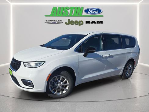 New 2026 Chrysler Pacifica Select AWD/4WD image 1