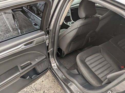 Used 2019 Ford Fusion SE FWD image 11