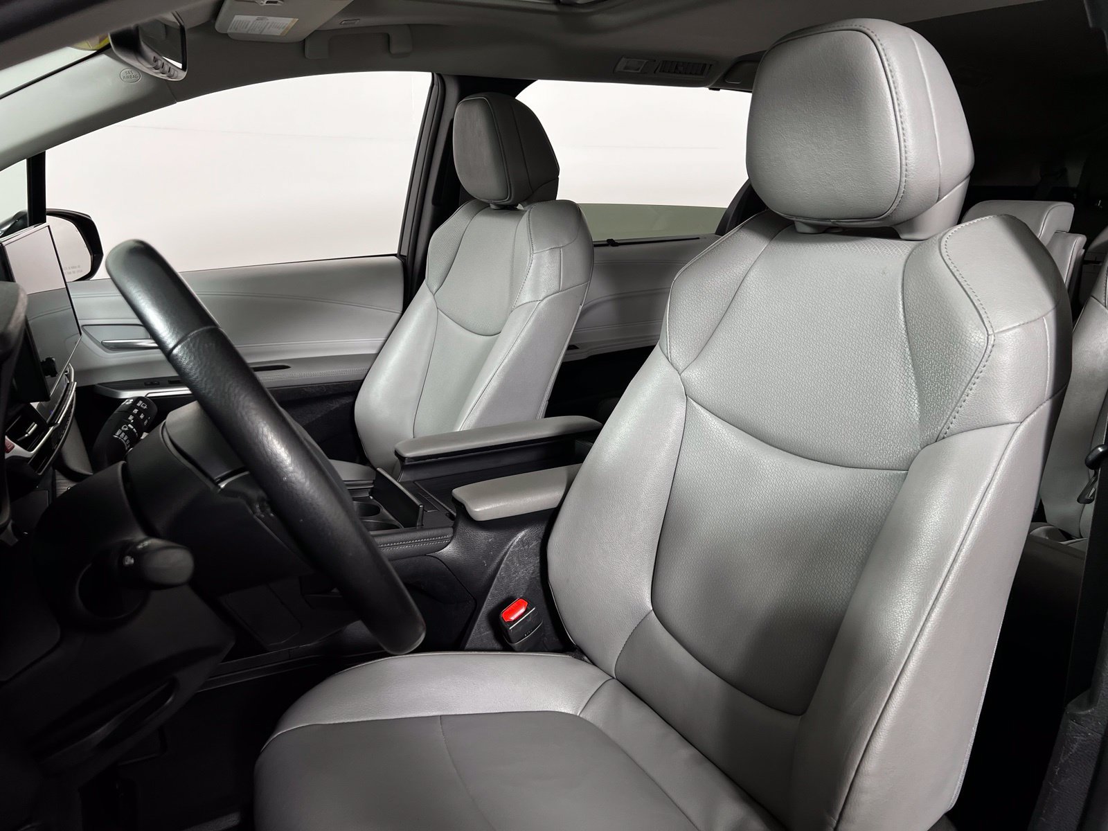 Certified 2025 Toyota Sienna XLE FWD image 13