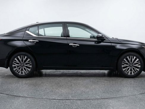Used 2025 Nissan Altima 2.5 SV image 11