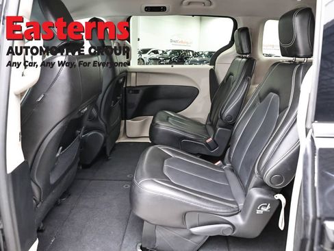 Used 2023 Chrysler Pacifica Touring-L FWD image 22