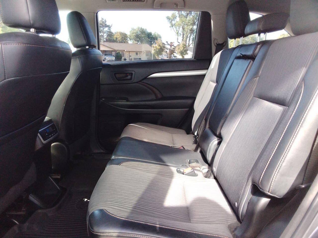 Used 2015 Toyota Highlander Plus FWD image 10