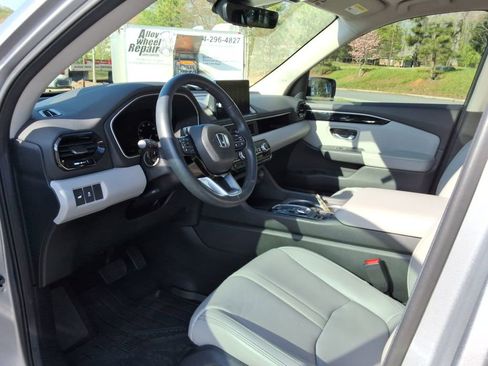 Used 2024 Honda Pilot Touring image 22