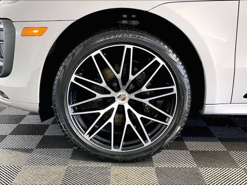 Certified 2023 Porsche Macan AWD/4WD image 11