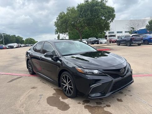 Used 2023 Toyota Camry SE w/ Convenience Package image 3