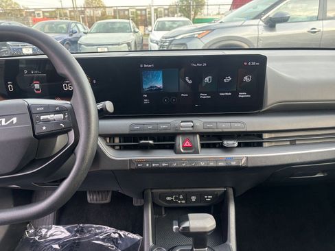 Used 2025 Kia K4 LXS image 17