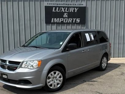Used 2018 Dodge Grand Caravan SE w/ UConnect Hands-Free Group