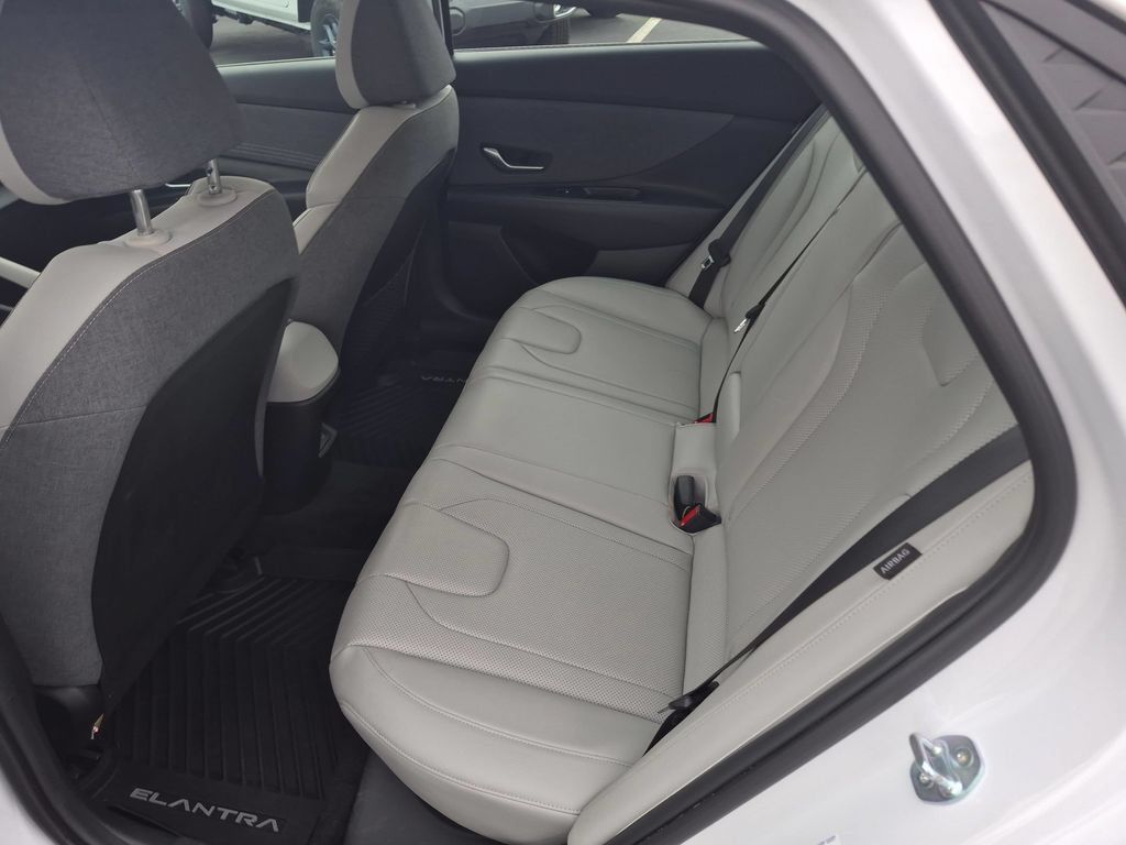 Used 2025 Hyundai Elantra Limited FWD image 28