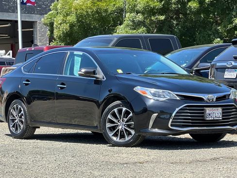 Used 2018 Toyota Avalon XLE FWD image 2