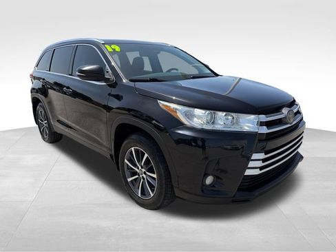 Used 2019 Toyota Highlander XLE AWD/4WD image 1