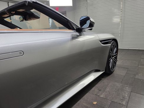 Used 2025 Aston Martin DB12 Convertible image 9