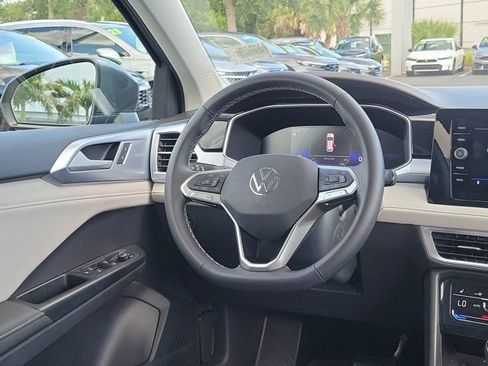Certified 2025 Volkswagen Taos SE FWD image 3