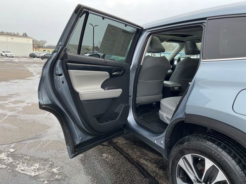 Used 2020 Toyota Highlander XLE image 18