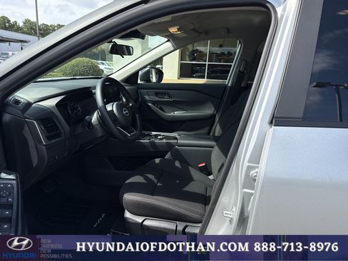 Used 2024 Nissan Rogue S FWD image 12