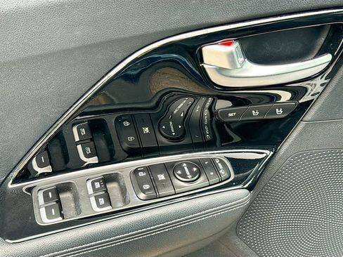 Used 2019 Kia Niro Touring FWD image 21
