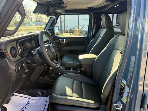 Used 2025 Jeep Gladiator Mojave w/ Convenience Group image 14