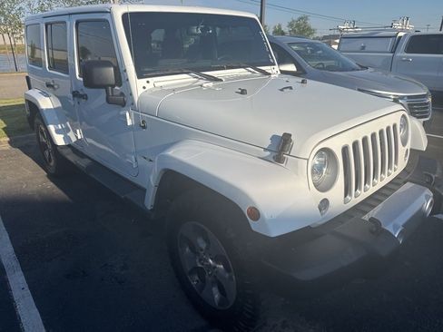 Used 2017 Jeep Wrangler Unlimited Sahara w/ Connectivity Group AWD/4WD image 11