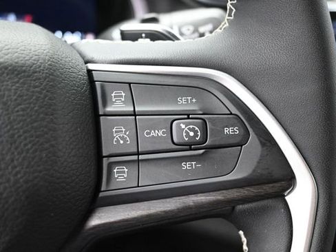Used 2024 Jeep Grand Cherokee L Limited w/ Black Appearance Package AWD/4WD image 6