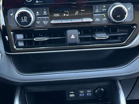 Used 2022 Toyota Highlander XLE FWD image 18
