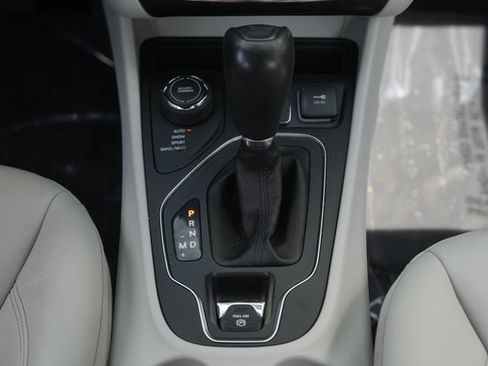 Used 2021 Jeep Cherokee Latitude Plus AWD/4WD image 37