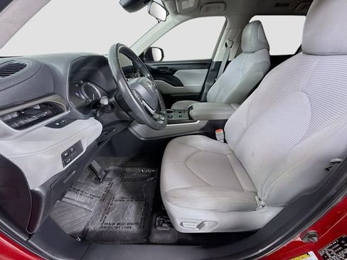 Used 2023 Toyota Highlander LE FWD image 21