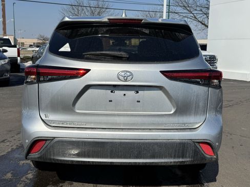 Used 2023 Toyota Highlander Limited image 14