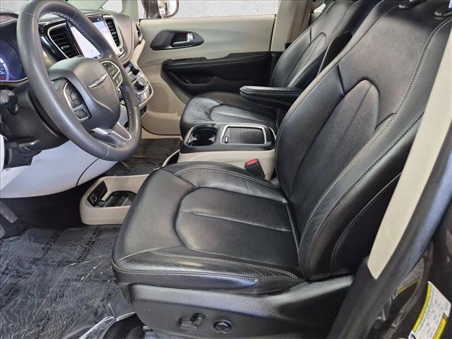 Used 2022 Chrysler Pacifica Touring-L w/ Uconnect Theater Family Group FWD image 23