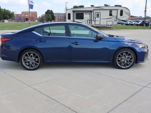 Used 2023 Nissan Altima 2.0 SR FWD image 4