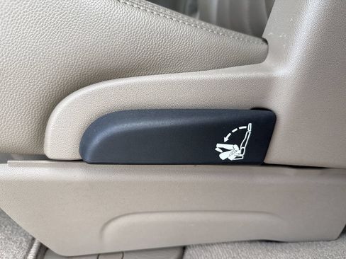 Used 2015 Chrysler Town & Country Touring FWD image 30