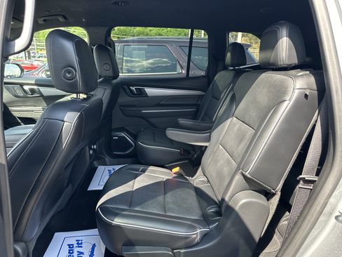 Used 2025 Buick Enclave Preferred AWD/4WD image 19