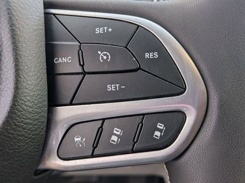 Used 2023 Chrysler Pacifica Touring-L image 18