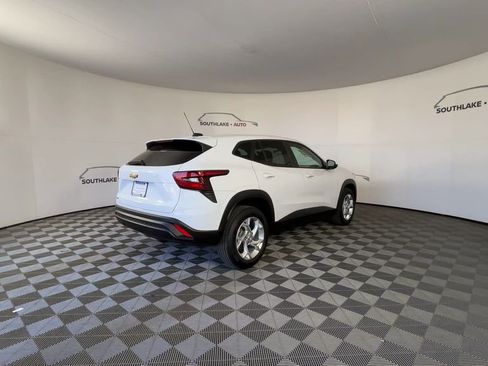 Used 2025 Chevrolet Trax LS w/ LS Convenience Package image 8