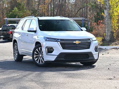 Used 2023 Chevrolet Traverse Premier image 2